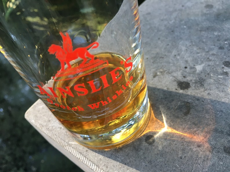 2 vintage Ainslie's whisky glazen met whisky. afbeelding 9
