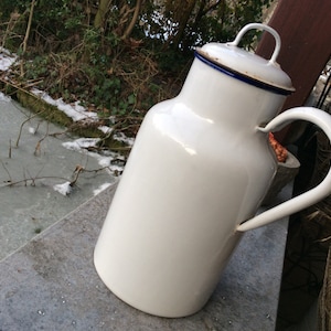 Vintage wit geëmailleerde melkkan, melkemmer met blauwe rand, met handvat en deksel, 3 liter