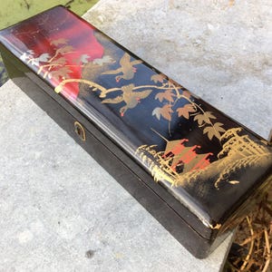 Joyero vintage de madera lacada en rojo, marrón y dorado, caja lacada de los años 30, caja de baratijas japonesa pintada a mano, pájaros y pagoda, árbol, montañas