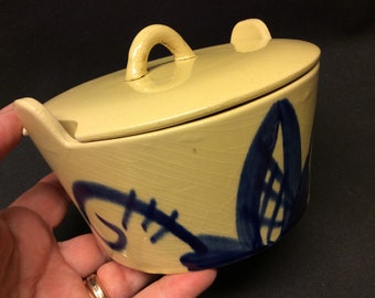 Vintage gelb glasierte Keramikbutterschale mit blauer Illustration