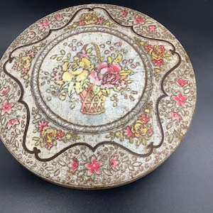 Large beaded drum tin cookie tin with image of flower basket, from the 50s / 60s made in Holland. Ideal gift for theflower lover
