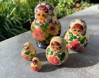 Juego de 5 muñecas Matryoshka de madera pintadas a mano de estilo vintage
