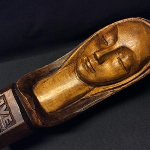 Een vintage uit hout gesneden, gebeeldhouwd gezicht en hals van Onze-Lieve-Vrouw en Heilige Maria op een houten basis met gebeeldhouwd geschreven "Ave Maria" en ondertekend, met de hand gemaakt