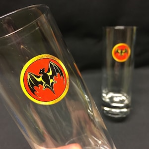Dwie zabytkowe szklanki do whisky Bacardi typu highball, do kolekcji kolekcjonerskiej Bacardi, z logo Bacardi