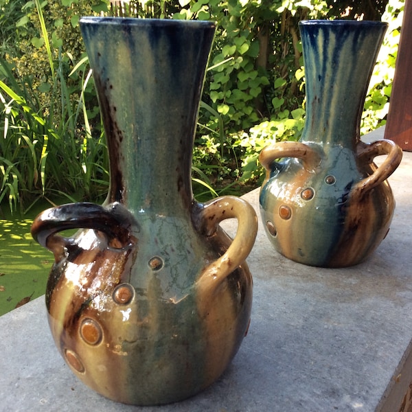 Ein Set von 2 Vintage Torhout Keramik, Flämische Keramik Arts & Crafts BELGIUM, Kunst-Keramik-Vasen mit drei Henkeln,  Art-Deco-Dekoration