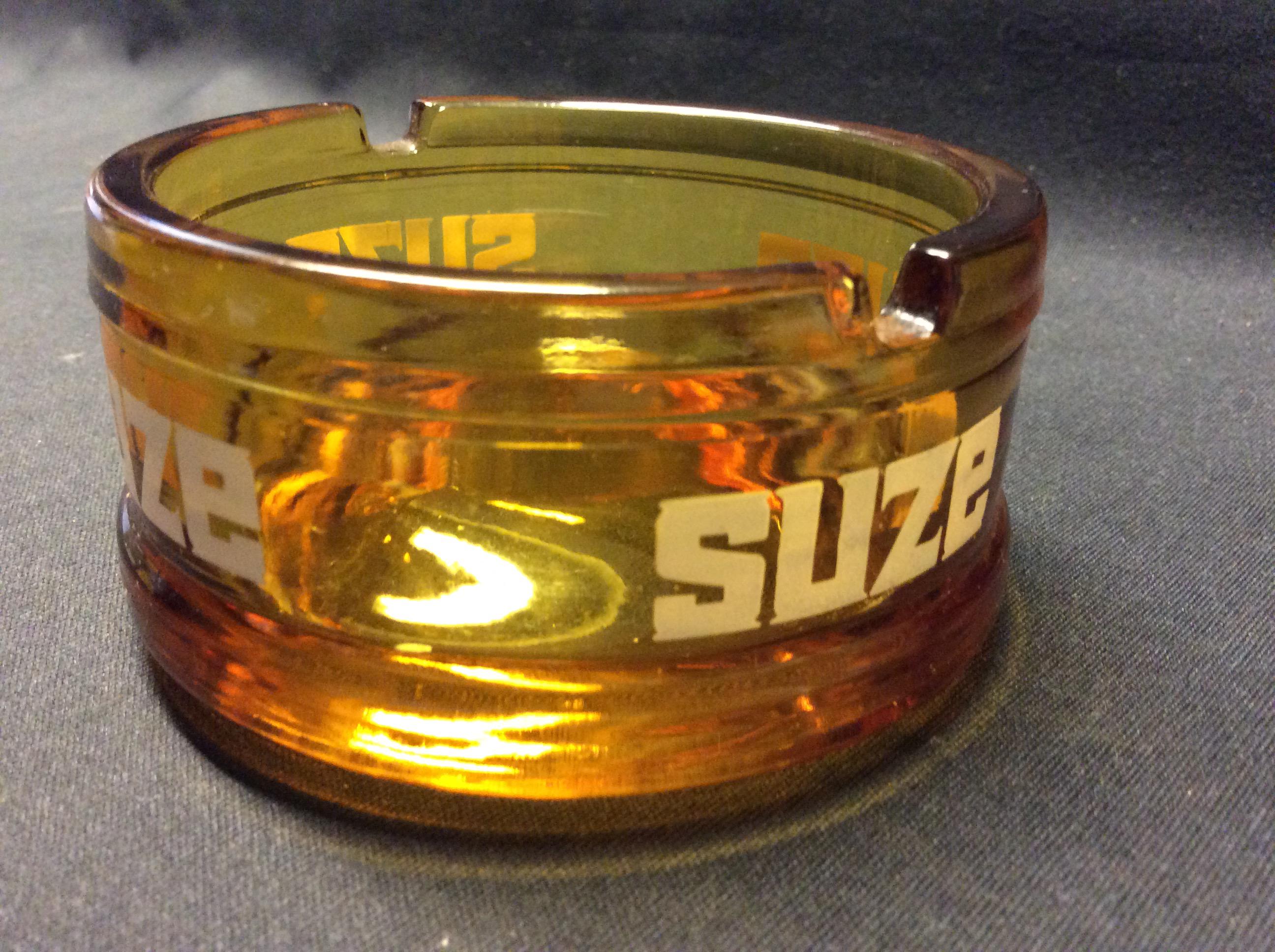 ヴィンテージのラウンド フレンチ オレンジ ガラス灰皿。フランスの