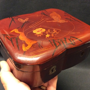 Joyero vintage de madera lacado en marrón ocre/dorado, caja lacada de los años 30, joyero japonés pintado a mano, pájaros...