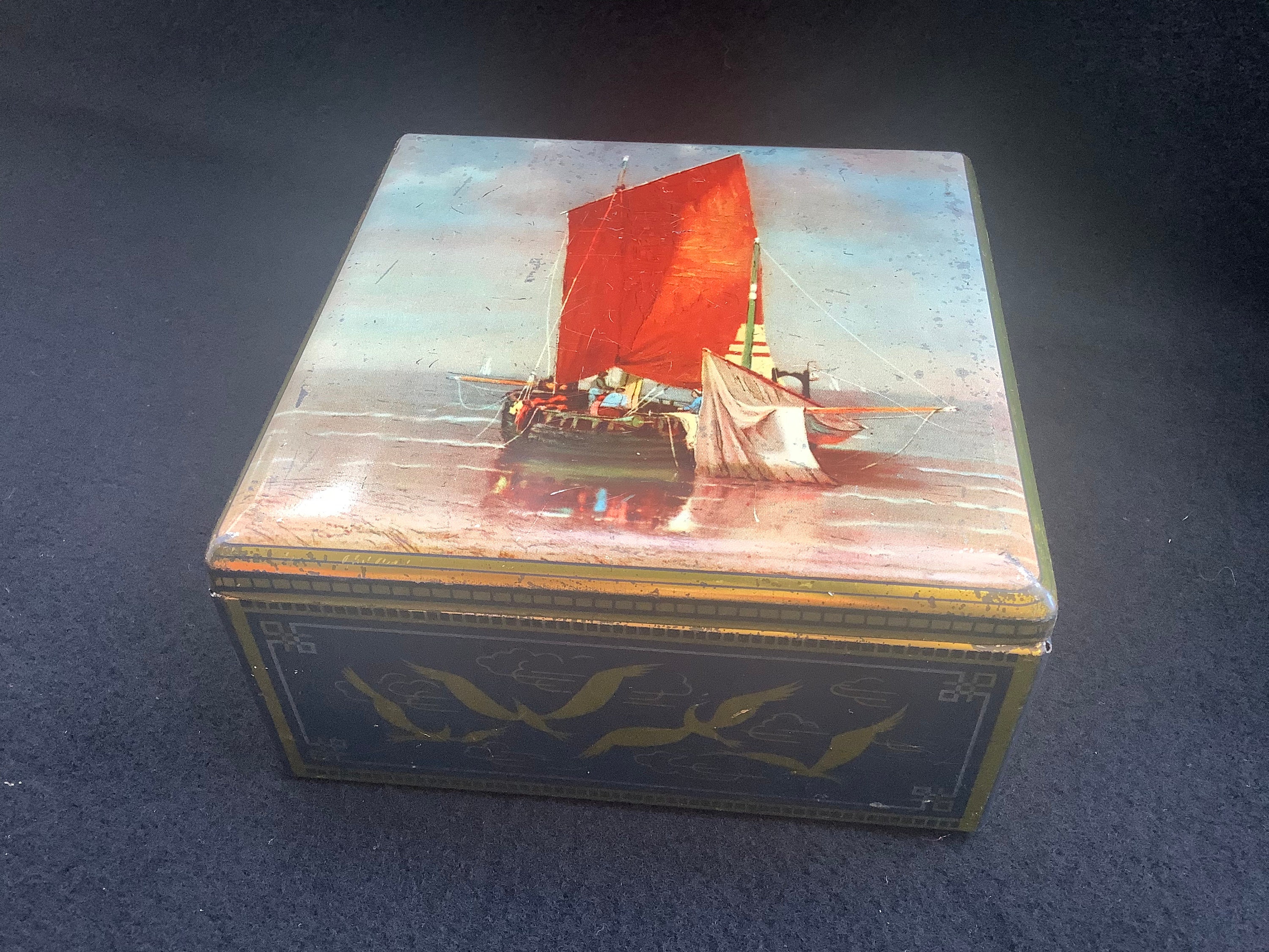 フランス製アンティークキャンディー・ボンボン　ティン缶　ブリキ缶２点＆鍵 イギリスアンティーク お菓子缶 キャンディー缶 | Bonny Bee