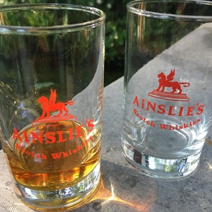 2 vintage Ainslie's whisky glazen met whisky. afbeelding 10