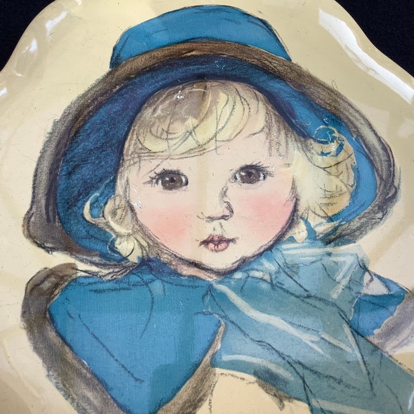 belle vieille boîte de charme de la cote d’Or à l’image d’une fille au chapeau bleu et aux cheveux blonds.