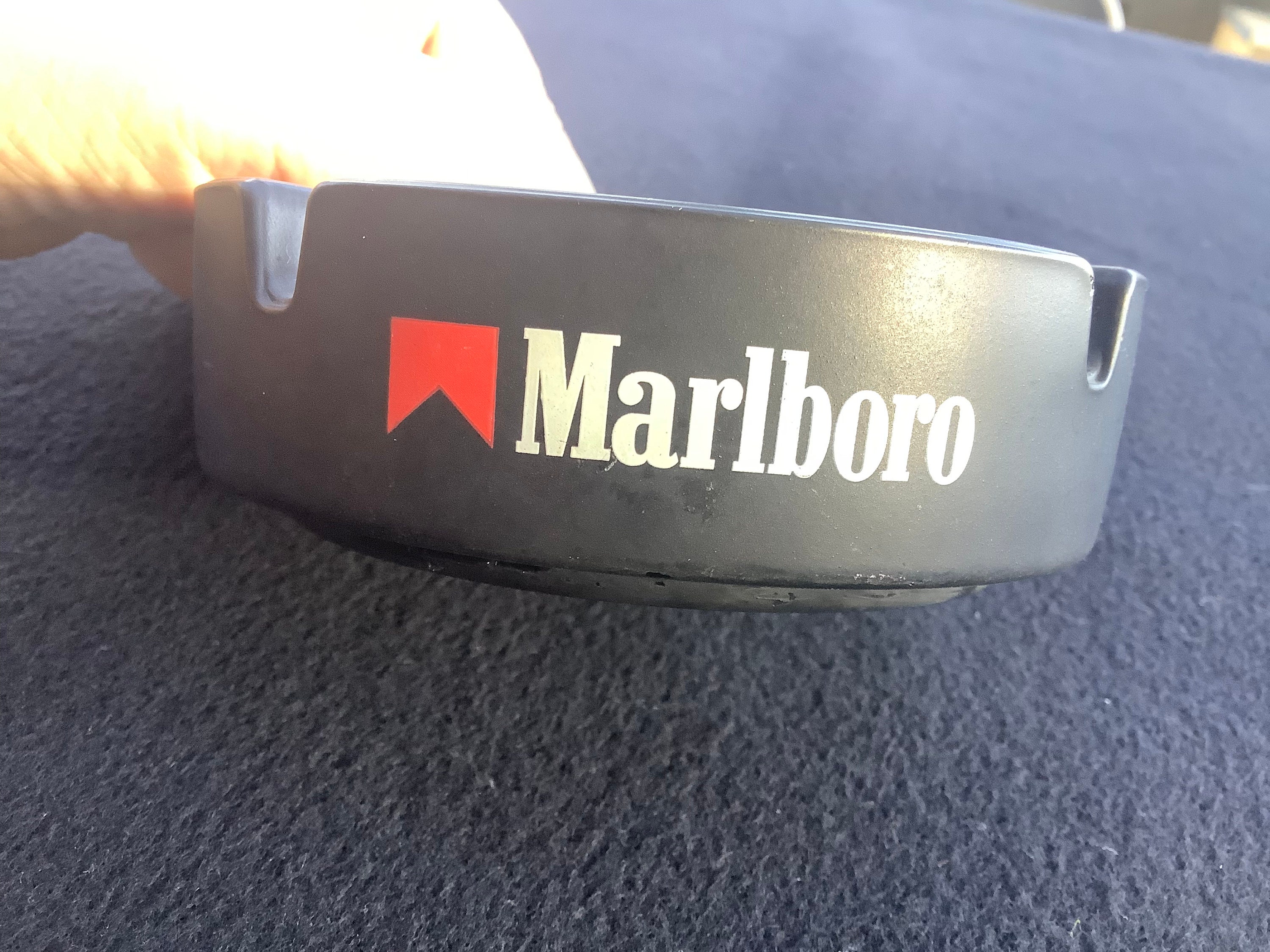 マルボロコレクター向けのマルボロロゴ入りヴィンテージマットブラック