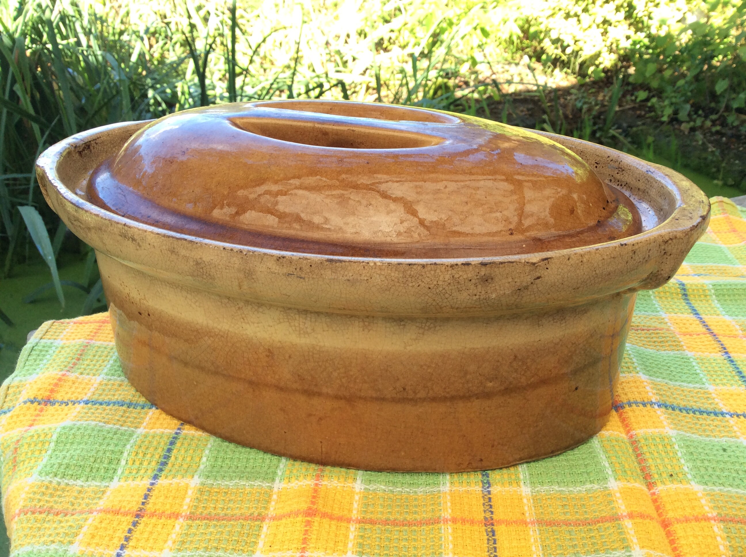 une terrine de paté vintage avec couvercle, une faïence, campagnarde. la bourguignonne