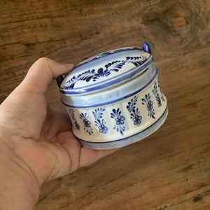 Beautiful vintage round blue delfts glazed ceramic barrel butter dish with lid decorated with a hand painted blue dutch scene image 8