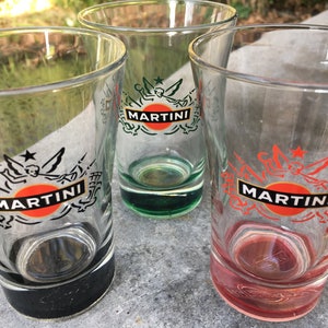 Drie martini-glazen, vintage martini-brillen reclame martini in drie kleuren kleuren martini merklogo martini merkverzamelaar