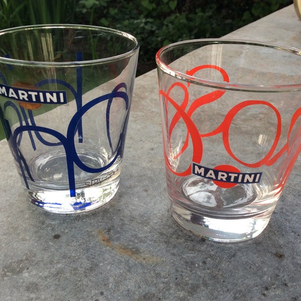 Een set van 2 vintage Martini vermouth glazen, Martini stay cool Bianco glas en het Martini Rosso glas, reclame Martini merk