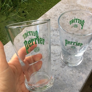 Een paar Franse Perrier glazen, Vintage Bistrot / Cafe Restaurant Perrier Bril met het bekende Perrier logo