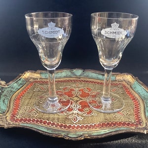 Wijn- of aperitiefglazen, set van 2, jaren 1930, uit de art-decoperiode in helder glas met een kom, de naam Schmidt is in het wit geschreven