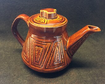 Brązowy ceramiczny czajniczek w stylu vintage: geometryczny wzór z połowy XX wieku, sygnowany CAM