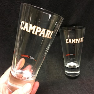 2 vintage Campari-cocktailglazen, met witte inscriptie en Campari-advertentie met gouden rand, rode passion op achterkant geschreven