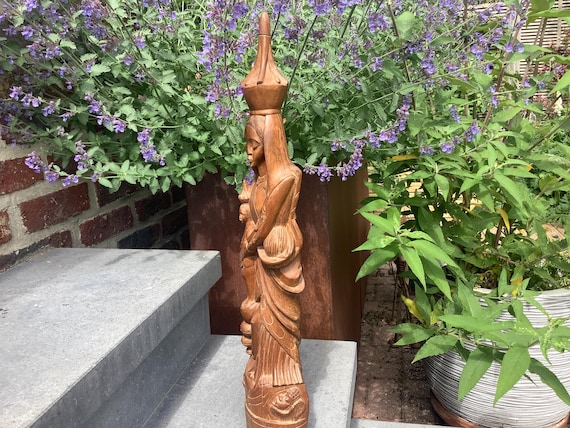 アフリカのヴィンテージ木彫像、アフリカの特徴的な特徴を持つ黒い聖母