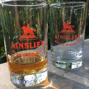 2 vintage Ainslie's whisky glazen met whisky. afbeelding 8