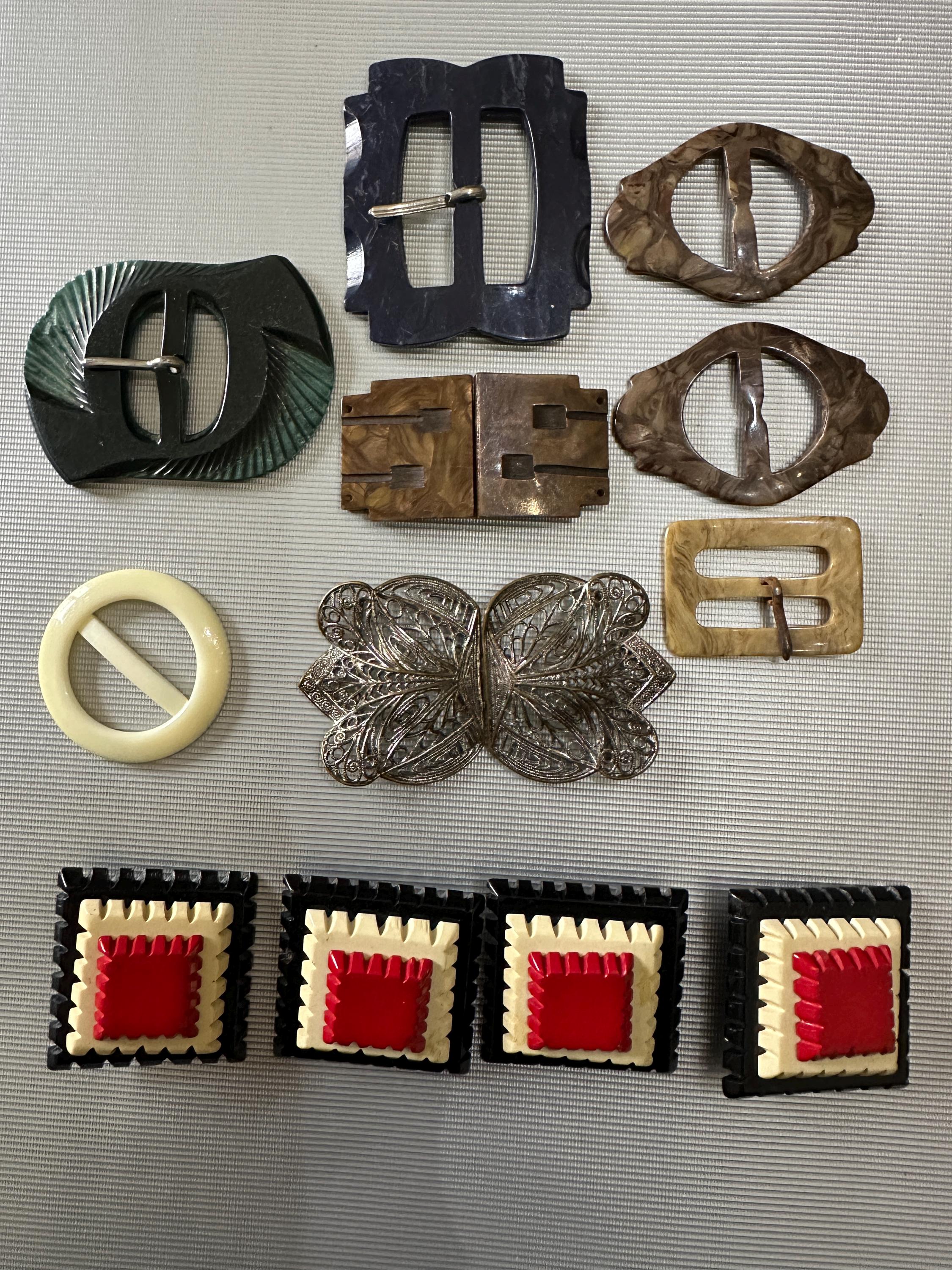 Lot of 7 Vintage buckles in Bakelite and plastic from the 40s/50s, one filigree buckle, four very rare collectible buttons from the 30s/40s