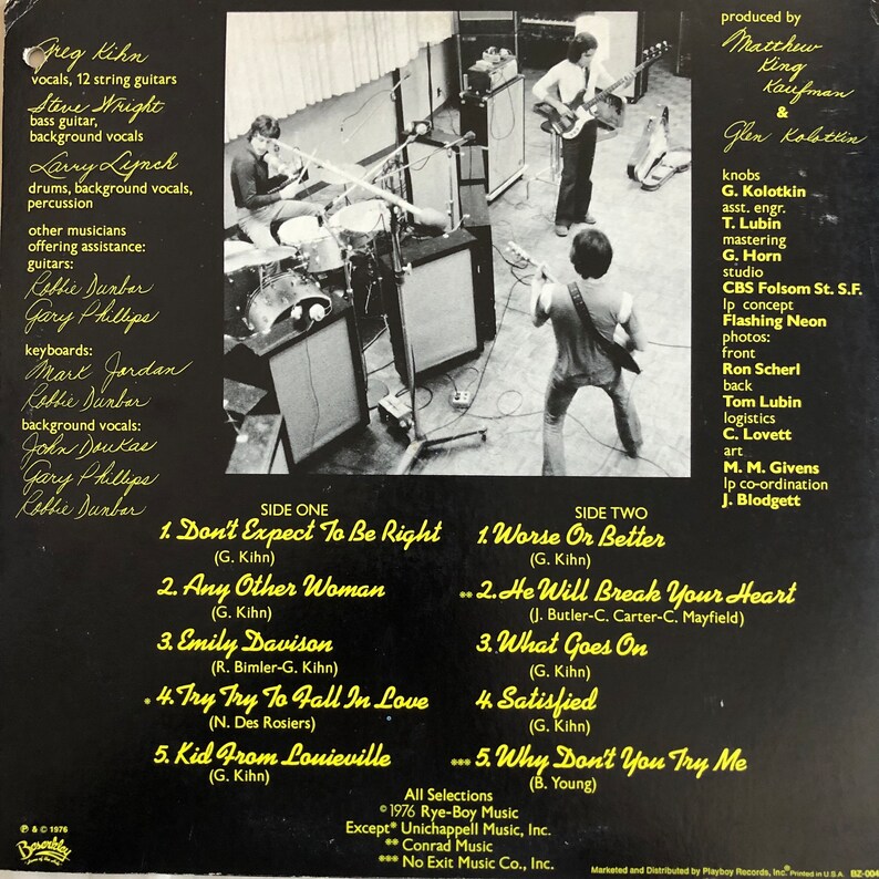 Op de afbeelding: De achterkant van een vinylalbum van Greg Kihn. De albumhoes toont een zwart-witfoto van de bandleden in een opnamestudio. De albumtitel is "Don't Expect To Be Right" en het album wordt toegeschreven aan Greg Kihn. De albumhoes vermeldt de muzikanten en de titels van de nummers op het album.