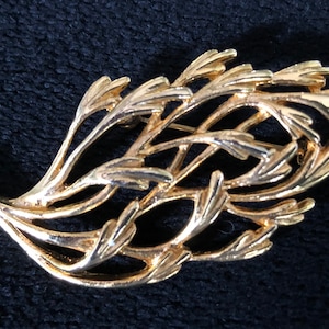 Liz Claiborne Gold Tone Openwork Leaf Brooch