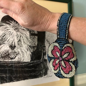 Bracelet perlé cousu à la main antique avec doublure florale en soie