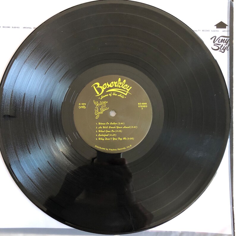 Op de afbeelding: Zwarte vinylplaat met een gouden label. Het label heeft de tekst "Beserkley - Home of the Hits" en een lijst met songtitels: "Worse Or Better", "He Will Break Your Heart", "What Goes On", "Satisfied" en "Why Don't You Try Me".