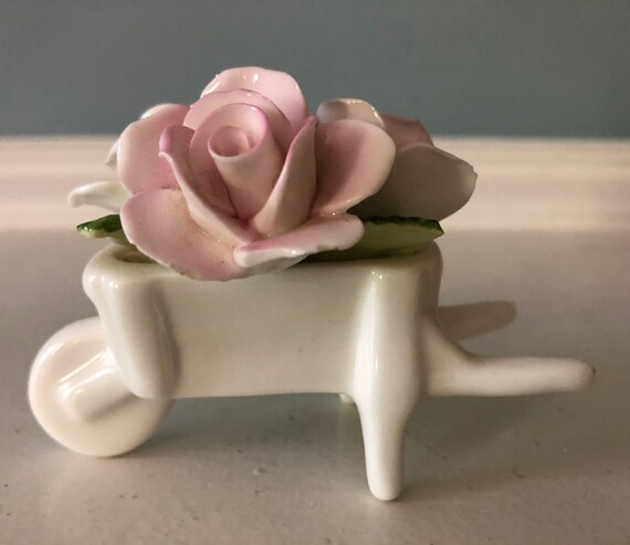 薔薇一輪 BONE CHINA Vintage Handmade Aristocrat Bone China Rosebuds in a Wheel Barrow