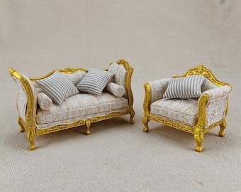 Casa delle bambole in miniatura, scala 1:12: divano e poltrona di lusso in legno e tessuto.