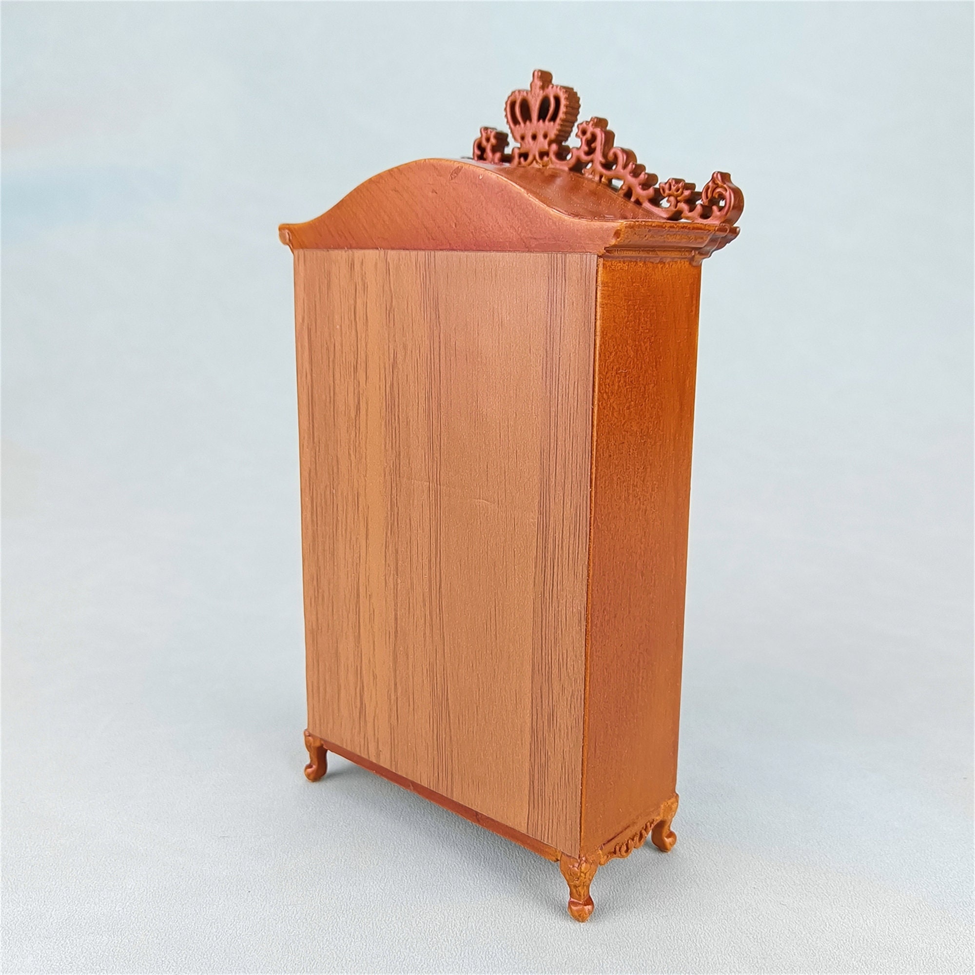 Armoire Miniature Vintage En Bois 1/12 Pour Maison De Poupée - Décoration Réaliste Collectionneur - Meuble Détaillé Avec Finition Imitation Bois - 13x4x17 Cm