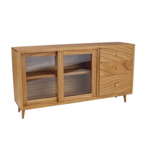 Aparador miniatura de madera de cerezo: Muebles nórdicos modernos para casa de muñecas (escala 1/6)