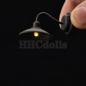 Miniatur Schwarze Wandlampe Puppenhaus 1/12 Dekoration diy Spielzeug Geschenk LED kann leuchten