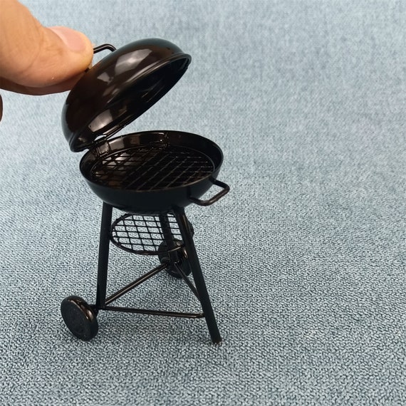Set Barbecue In Miniatura Scala 1:12 Per Casa Delle Bambole – In Metallo Con Accessori (Carrello, Spiedini, Bistecca, Spezie)