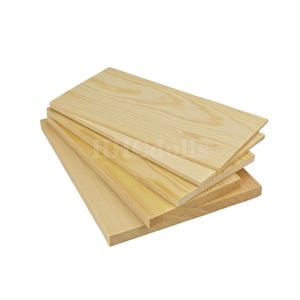 Puede incluir: Una pila de cuatro tablas de madera de pino sin terminar. Las tablas son de color marrón claro y tienen una veta de madera natural.