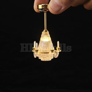 Miniatur Kronleuchter Licht Puppenstube 1/12 skala decortion diy Spielzeug Geschenk LED kann leuchten