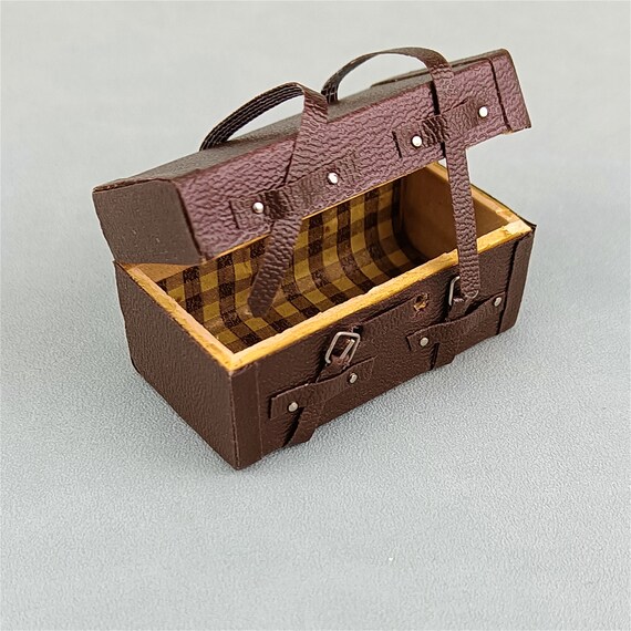 Puppenhaus-Miniatur-Zubehör Set – 6 Teile Inkl. Brille, Gitarre, Buch, Zeitung, Kamera, Handtasche, Maßstab 1:12