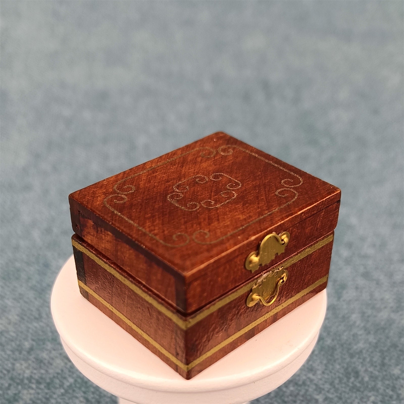 Odoria Miniature 1/12 – Boîte à Bijoux En Bois Pour Maison De Poupée – Accessoire Déco 3,6 X 3,1 X 2,3 Cm – Dès 14 Ans
