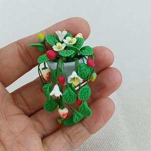 Decoración de casa de muñecas a escala 1:12, modelo de maceta de fresa para montar en la pared con flores de arcilla hechas a mano