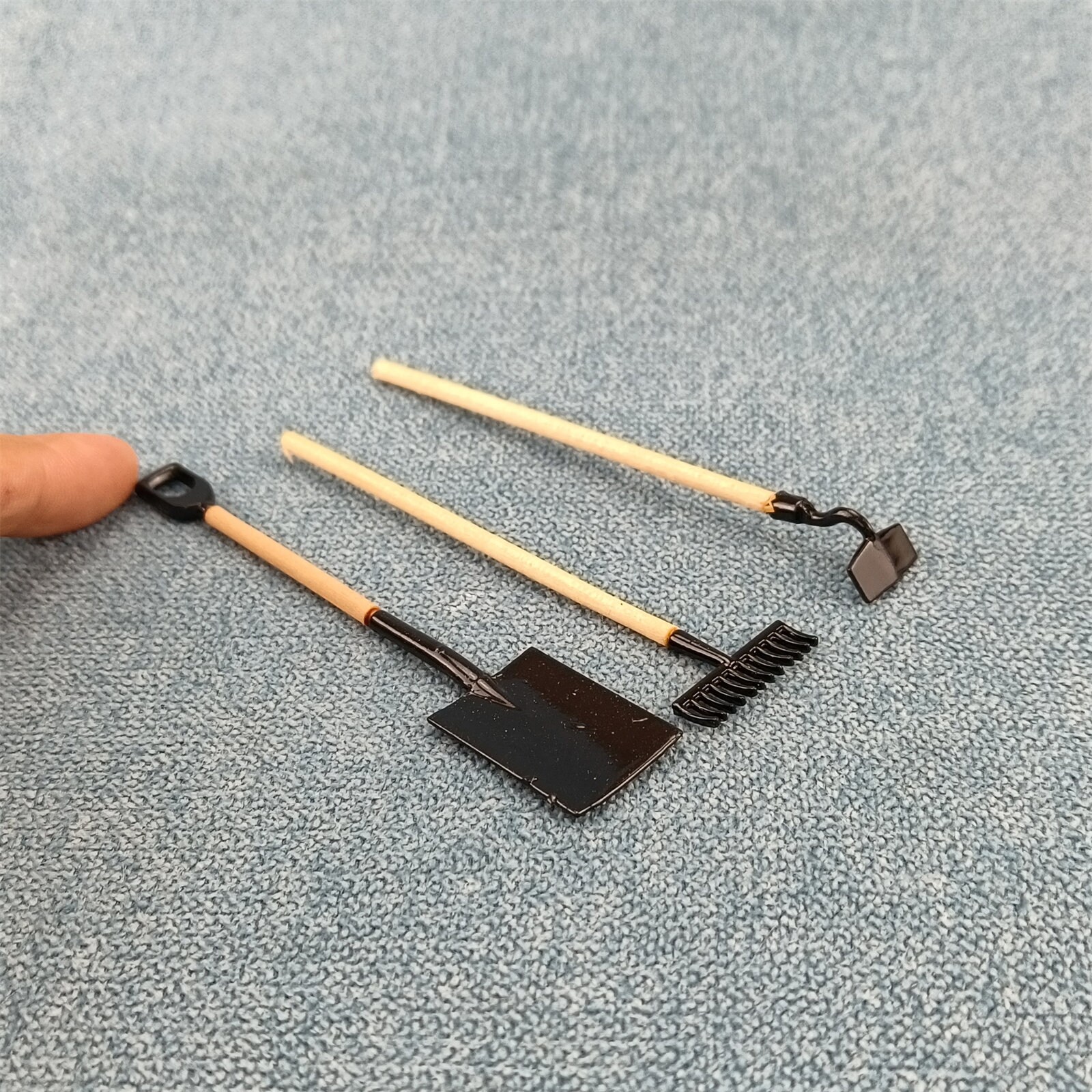 3-teiliges Mini-Gartenwerkzeug-Set 1:12 – Schaufel, Rechen, Hacke Für Puppenhaus & Diorama | Detailierte Deko