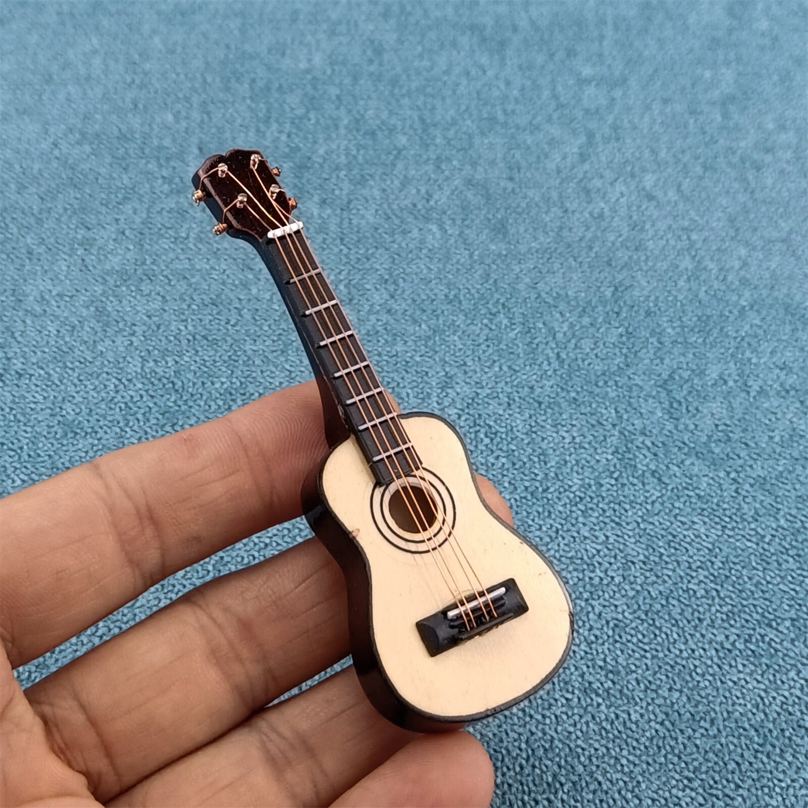 Miniature Guitare 1:6 En Bois 17cm - Accessoire Maison De Poupée Et Décoration