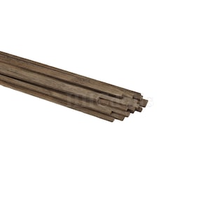 Puede incluir: Un conjunto de finas tiras de madera rectangulares, probablemente para manualidades o construcción. La madera tiene un tono marrón cálido con vetas visibles, lo que sugiere un material natural. Las tiras están apiladas e inclinadas.