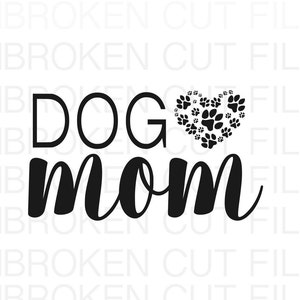 Op de afbeelding: Zwart-wit grafisch ontwerp met de woorden "DOG MOM". De letter "O" in "DOG" is vervangen door een hart gemaakt van hondenpootafdrukken. De achtergrond is wit, met de tekst "UNBROKEN CUT FILES" herhaald.
