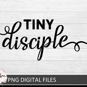 Könnte beinhalten: Schwarzer Text auf weißem Holzgrund mit der Aufschrift "TINY disciple" in einer Mischung aus fetten und kursiven Schriftarten. Darunter befindet sich ein Banner mit der Aufschrift "PNG DIGITAL FILES". Ein Logo befindet sich in der unteren linken Ecke.