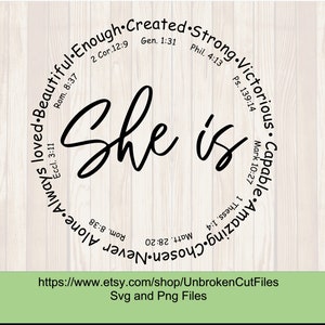 Op de afbeelding: Een zwart-wit cirkelvormig ontwerp met de woorden "She is" in het midden. De cirkel wordt omringd door een ring van woorden en bijbelteksten, waaronder "Amazing", "Capable", "Chosen", "Never Alone", "Beautiful", "Enough", "Created", "Strong", "Victorious".