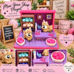 Op de afbeelding: Een miniatuur wolwinkel speelset met een roze en paarse structuur, een bruine kast gevuld met bolletjes wol, twee beige lama-figuren, een paarse kassa, twee roze scharen en twee witte schaaltjes gevuld met roze garen.
