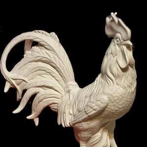 Puede incluir: Figura de gallo de cerámica blanca con un diseño esculpido detallado. El gallo tiene una cola levantada y una postura orgullosa.