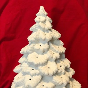 Può includere: Albero di Natale in ceramica bianca con una base a forma di stella e fori per le luci. L'albero è alto circa 30 cm.